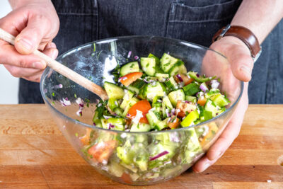 Türkischen Coban-Salat mischen