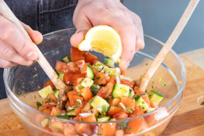 Türkischen Tomatensalat mit Zitronensaft mischen