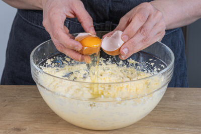 Eier einzeln nacheinander in die Schüssel geben