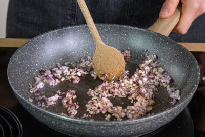 Zwiebel und Knoblauch anschwitzen