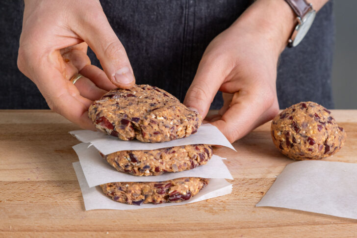 vegane Burgerpatties mit Backpapier trennen