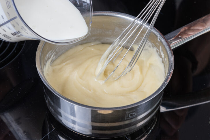 Vegane Sahne zur Mehlschwitze geben