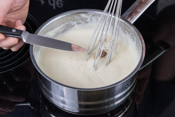 Kala Manak zur veganen Sauce Hollandaise geben