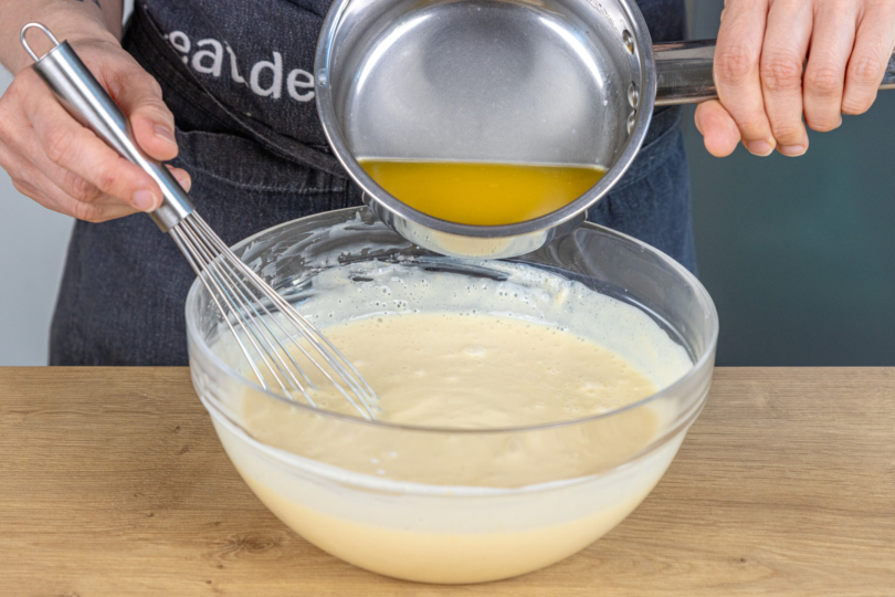 Butter in Sojajohgurt-Masse gießen