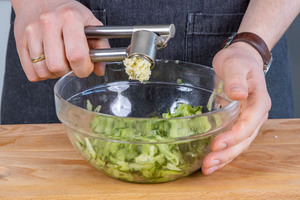 Knoblauch dazupressen