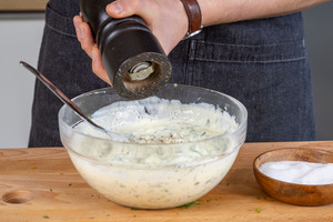 Veganen Tzatziki mit Pfeffer würzen