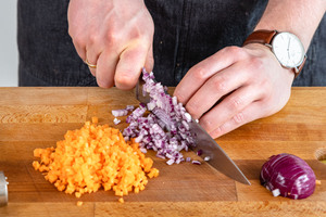 rote Zwiebel würfeln