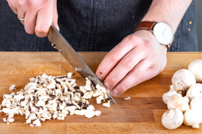 Champignons klein würfeln
