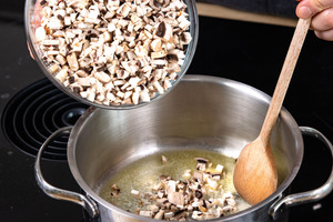 Gemüsewürfel in ausgelassener Butter anbraten