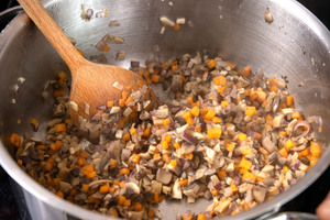 Gemüsewürfel in ausgelassener Butter anbraten