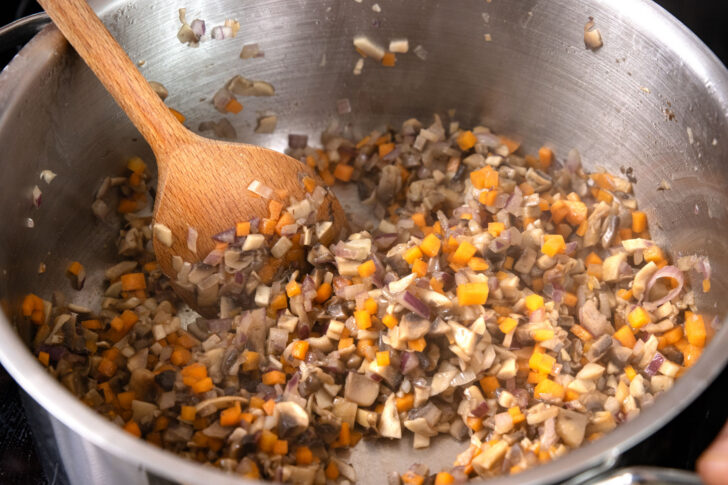 Gemüsewürfel in ausgelassener Butter anbraten