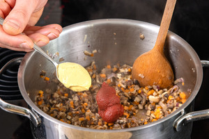 Senf und Tomatenmark dazugeben