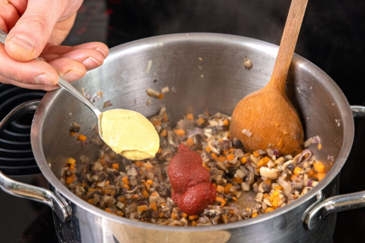 Senf und Tomatenmark dazugeben