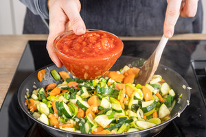 gehackte Tomaten dazugeben