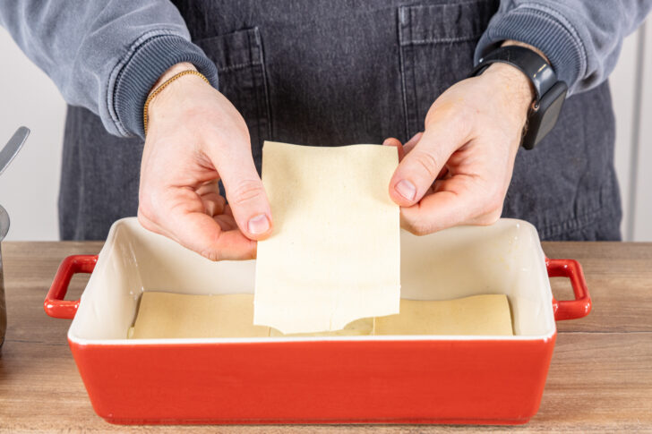 Lasagneplatten darauf verteilen