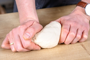 Hefeteig abschließend per Hand kneten