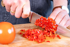 Spitzpaprika in Würfel schneiden