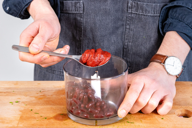 abgetropfte Kidneybohnen mit Tomatenmark in Mixer geben