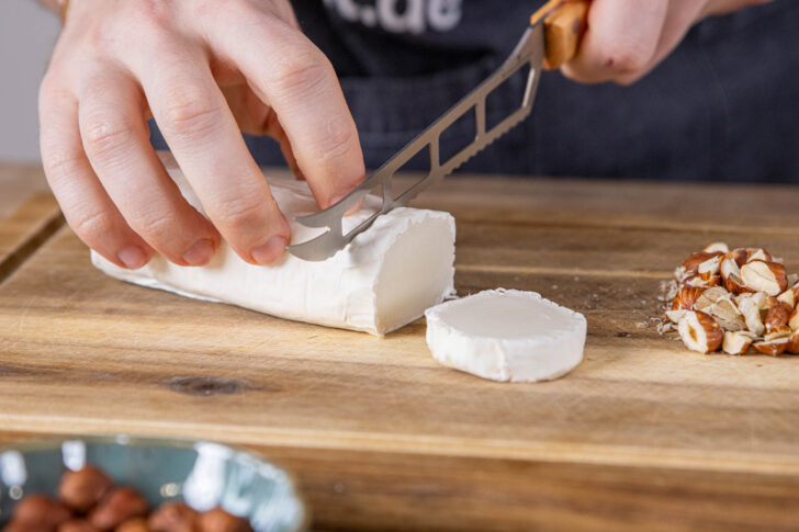 Ziegenkäse in Scheiben schneiden