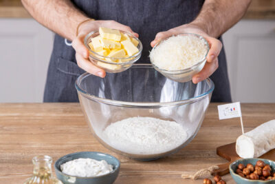 Butter und Parmesan in die Schüssel geben