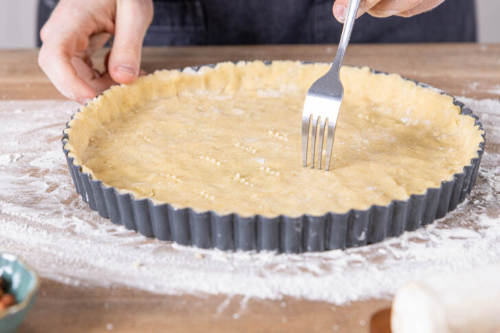 Tarteboden mit der Gabel einstechen