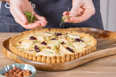 Ziegenkäse-Birnen-Tarte mit Kresse ganieren