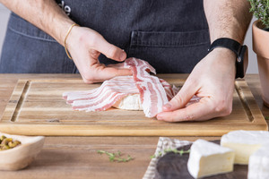Camembert mit Speck umwickeln