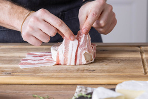 Camembert mit Speck umwickeln