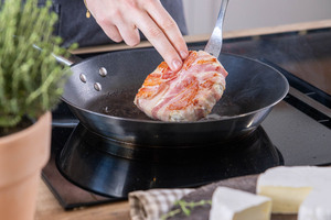 Camembert im Speckmantel wenden