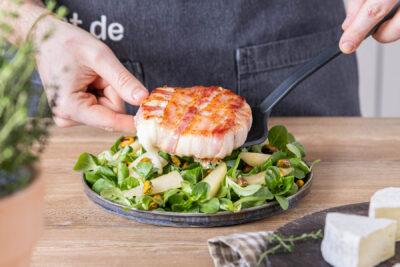 Camembert auf dem Salat servieren