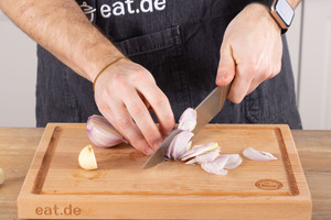 Zwiebeln klein hacken.