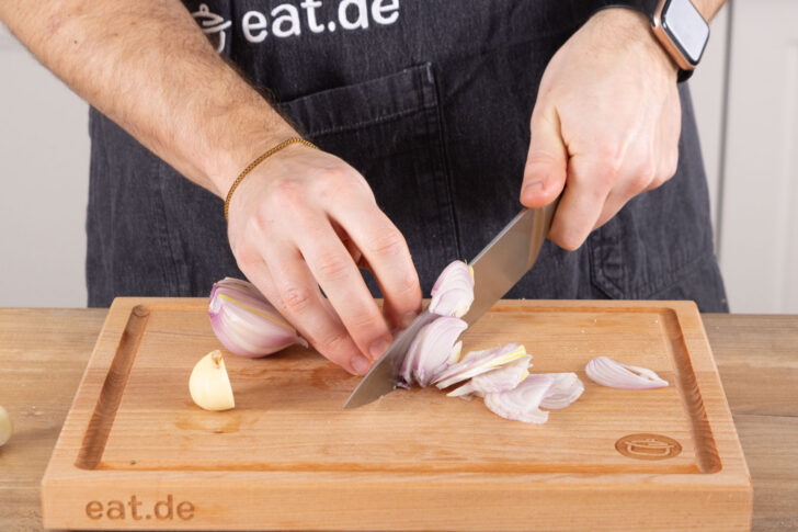 Zwiebeln klein hacken.