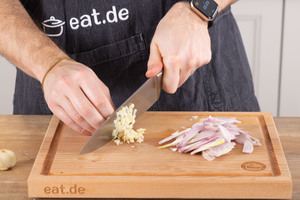 Knoblauch fein hacken.
