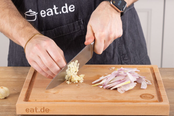 Knoblauch fein hacken.