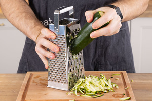 Zucchini reiben.