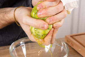 Zucchini ausringen.