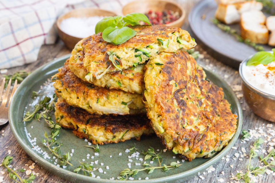 Zucchinipuffer mit Haferflocken | Rezept - eat.de
