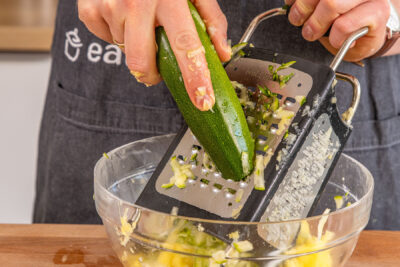 Zucchini reiben