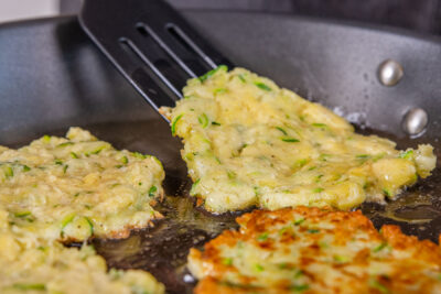 Zucchini-Puffer mit Kartoffeln ausbacken