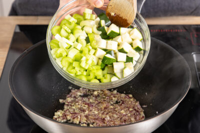 Zucchini & Staudensellerie dazugeben