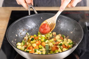 Tomatenmark dazugeben