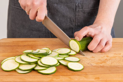 Zucchini in Scheiben schneiden