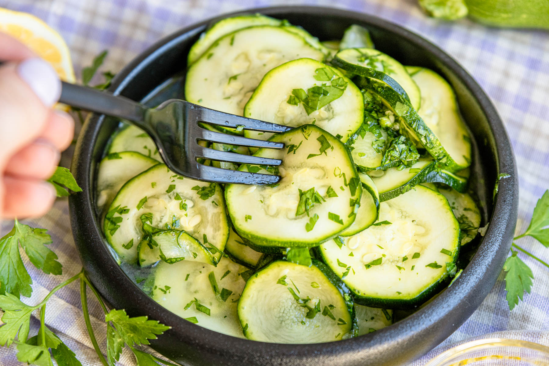 Zucchini-Salat schnell & einfach | Rezept- eat.de Zucchini-Salat schnell & einfach | Rezept- eat.de
