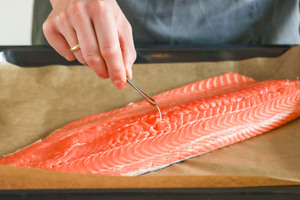 Gräten vom Lachs entfernen