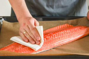 Lachs abtupfen