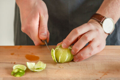 Limettenschale abschneiden
