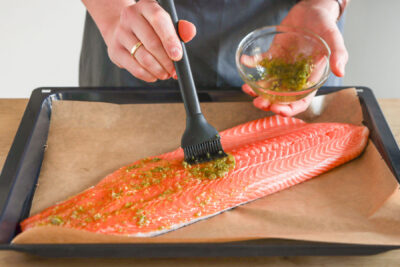 Lachs mit Marinade bestreichen