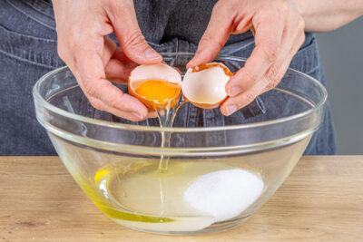 Eier in eine Schüssel geben