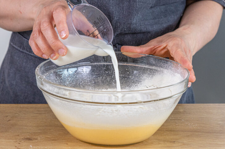 Milch in die Schüssel geben