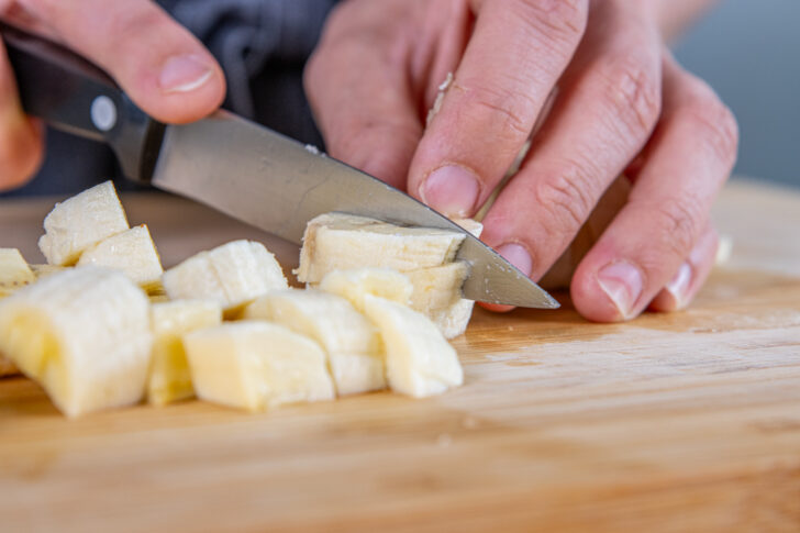 Banane in Würfel schneiden